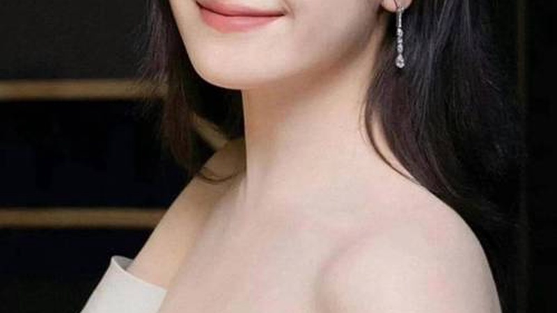 李沁红裙惊艳红毯亮相优雅身姿尽显成熟女性魅力